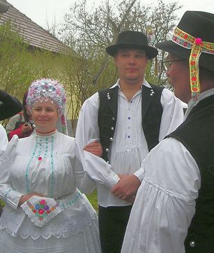 „Hochzeit von Zsámbok” mit Brauchtum und Festessen