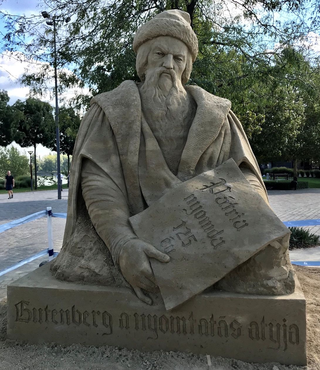 Hozza a papírformát a Pátria – szobrot kapott Gutenberg