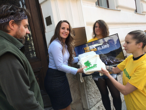 Stop, műanyag! – százhúszezernél több érvényes aláírás, folytatódik a Greenpeace-akció